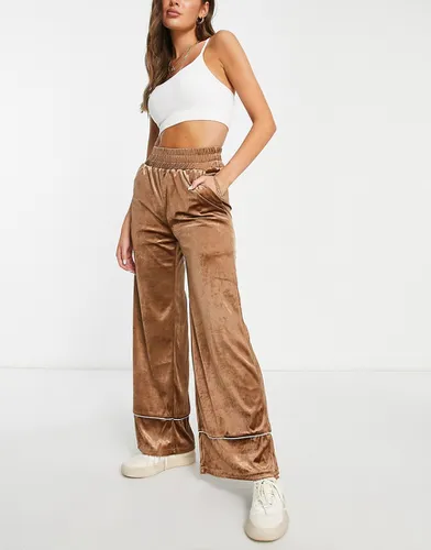 Pantalon large en velours - chocolat - Urban Threads - Modalova
