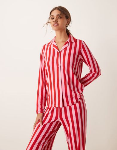 Pyjama de Noël en polyester chemise manches longues avec col à revers et pantalon à rayures - Rose et rouge - Urban Threads - Modalova