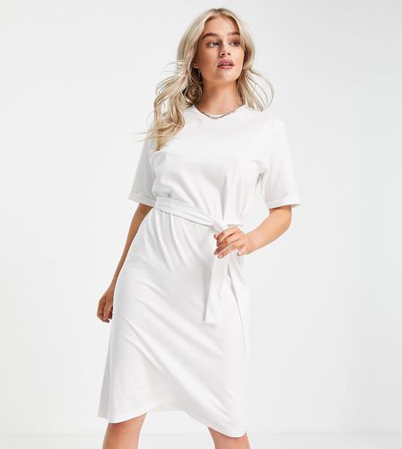 Aware - Robe t-shirt mi-longue en coton avec ceinture - WHITE - Vero Moda Petite - Modalova