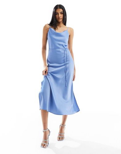 Robe longue de demoiselle d'honneur en satin avec taille nouée - Yas - Modalova