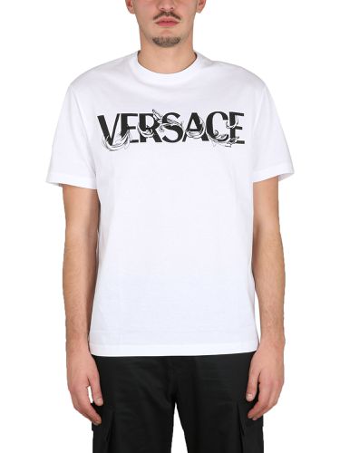 Versace t-shirt with baroque logo - versace - Modalova