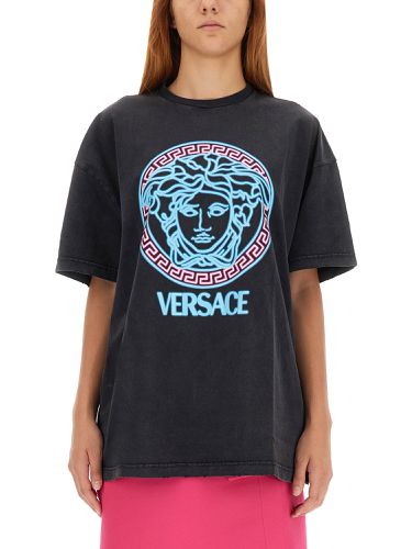 Versace t-shirt with worn look - versace - Modalova