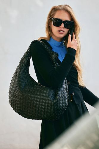 The Brigitte Woven Faux-Leather Satchel Bag by : Oversized Edition en chez Anthropologie - Melie Bianco - Modalova