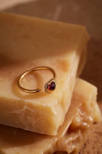 Bague avec petit caur grenat chez Anthropologie - Rachel Jackson - Modalova