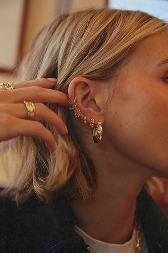 Boucles d'oreilles créoles épaisses Polly Sayer en Gold chez Anthropologie - Daisy London - Modalova