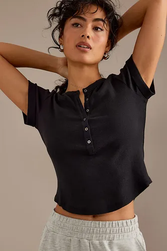 T-shirt Andie à col boutonné en Black taille: XS chez Anthropologie - Pilcro - Modalova