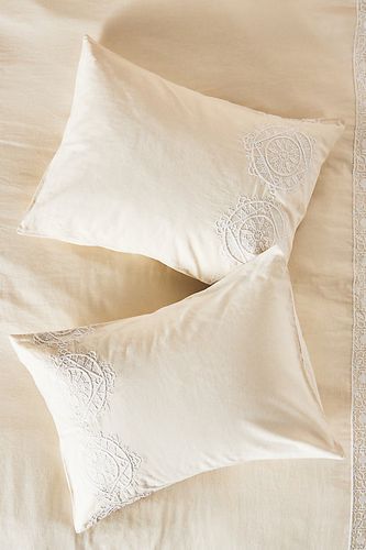 Taie d'oreiller brodée Louisa, ensemble de 2 en White chez - Anthropologie - Modalova