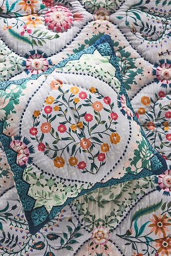 Coussin carré matelassé Posy Theodora par - Artisan Quilts by Anthropologie - Modalova