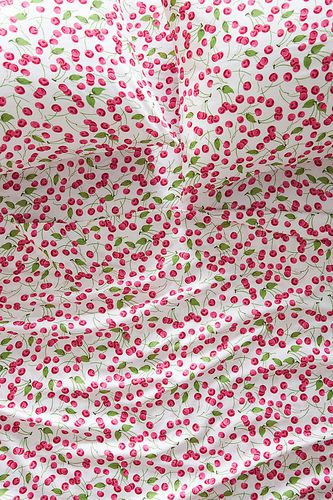 Drap housse imprimé en satinette bio en Pink chez Anthropologie - Maeve - Modalova