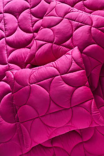 Taie d'oreiller carré matelassé uni en polaire en Pink chez - Anthropologie - Modalova