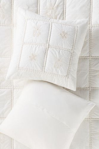 Housse de coussin Vienne en coton avec broderie florale en chez - Anthropologie - Modalova
