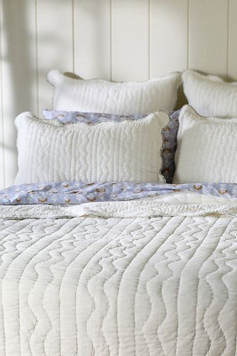 Couvre-lit matelassé en coton uni Iluka avec bordure florale en taille: Sk quilts chez - Anthropologie - Modalova