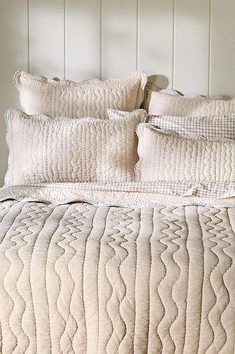 Couvre-lit matelassé en coton uni Iluka avec bordure florale en taille: Sk quilts chez - Anthropologie - Modalova