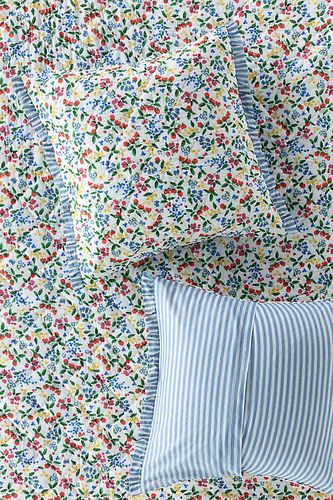 Coussin à volants en voile de coton imprimé floral chez - Anthropologie - Modalova