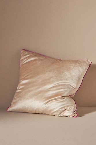 Coussin en velours Adelina en Beige chez - Anthropologie - Modalova