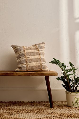 Housse de coussin en coton Nayika taille: 18" sq chez Anthropologie - nkuku - Modalova