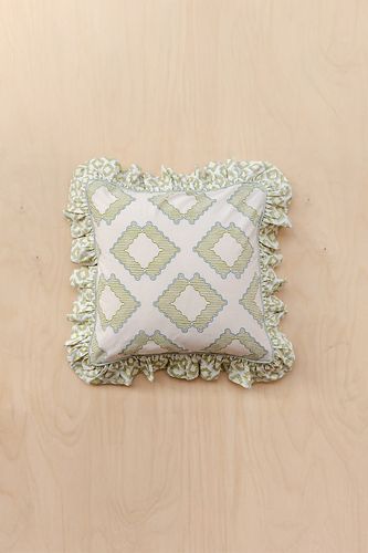 Coussin à motif losanges avec volants en taille: 20" x 20" chez Anthropologie - TBCo - Modalova