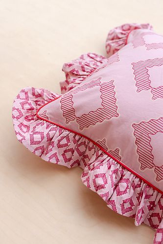 Coussin à motif losanges avec volants en taille: 20" x 20" chez Anthropologie - TBCo - Modalova
