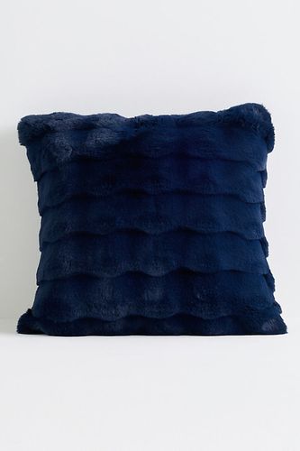 Coussin en fausse fourrure sculptée à festons en taille: 18" sq chez - Anthropologie - Modalova