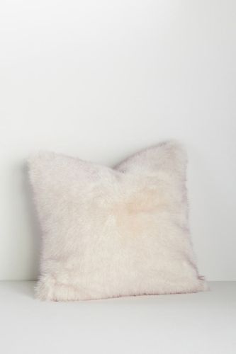 Coussin en fausse fourrure Chloe en Purple taille: 20 in sq chez - Anthropologie - Modalova