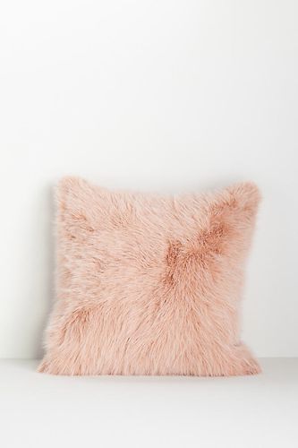 Coussin en fausse fourrure Chloe en Pink taille: 20 in sq chez - Anthropologie - Modalova