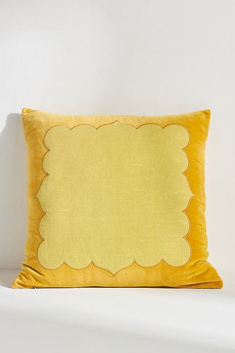 Coussin carré avec appliqué Vanya en Yellow taille: 20 in sq - Par Anthropologie - Modalova