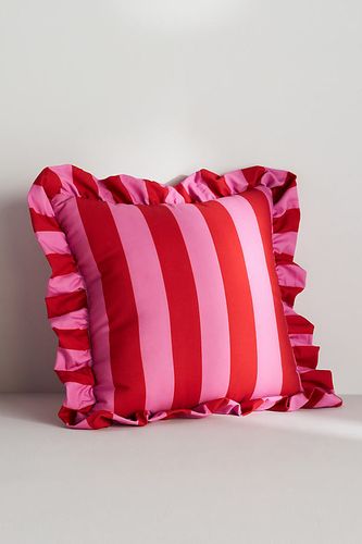 Coussin d'intérieur/extérieur à volants rayé Maeve en Pink taille: 20 in sq chez - Anthropologie - Modalova
