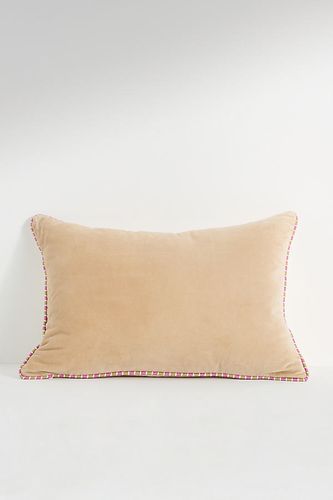 Coussin Milo Trova en Beige taille: 14" x 20" chez - Anthropologie - Modalova