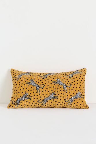 Coussin en coton brodé à motif animal Izzy en taille: 12" x 21" chez Anthropologie - Maeve - Modalova