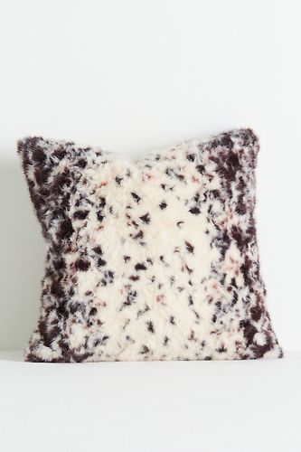 Coussin décoratif en fausse fourrure mouchetée taille: 18" sq chez - Anthropologie - Modalova
