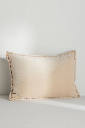 Velvet Trova Cushion en White taille: 18" sq chez - Anthropologie - Modalova