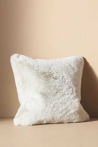 Coussin en fausse fourrure Sophie en Grey taille: 18" sq chez - Anthropologie - Modalova