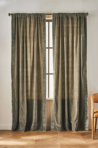 Rideau en velours Trova en Green taille: 108" chez - Anthropologie - Modalova