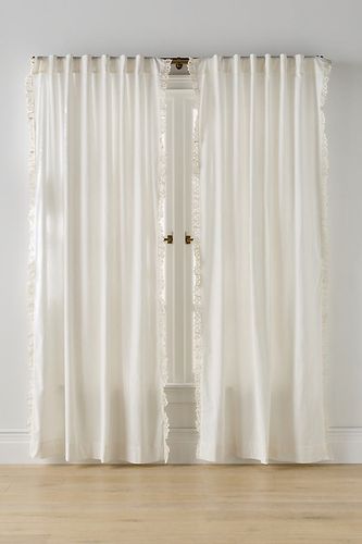 Rideau en coton brodé à bordure florale en taille: 108" chez - Anthropologie - Modalova