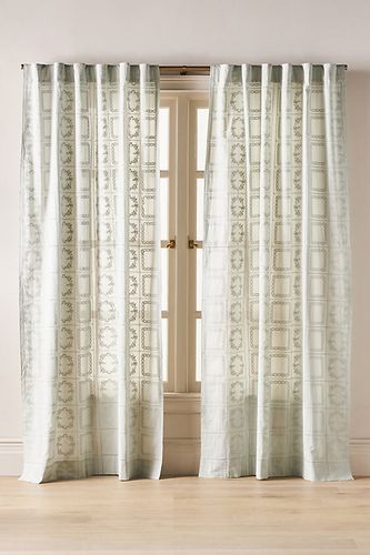 Rideau transparent brodé en aillets de coton en taille: 108" chez - Anthropologie - Modalova