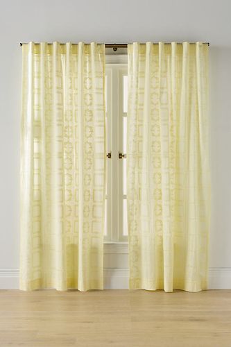 Rideau transparent brodé en aillets de coton en taille: 50" x 108" chez - Anthropologie - Modalova