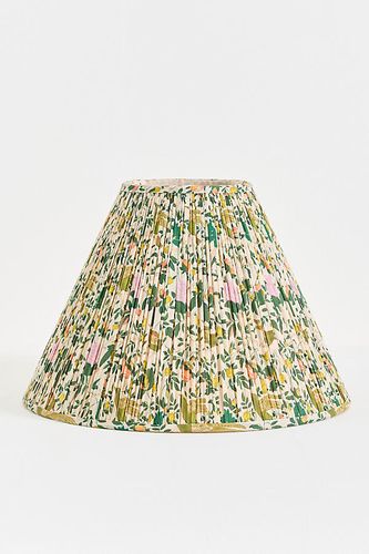 Abat-jour imprimé Empire froncé en Green taille: 16" chez - Anthropologie - Modalova