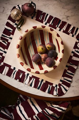 Handpainted Stripe Spot Serving Bowl chez Anthropologie - Damson Madder - Modalova