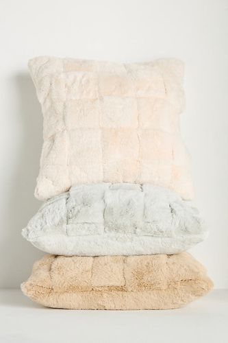 Coussin carré en fausse fourrure aspect tissé en White taille: 18" x 18" chez - Anthropologie - Modalova