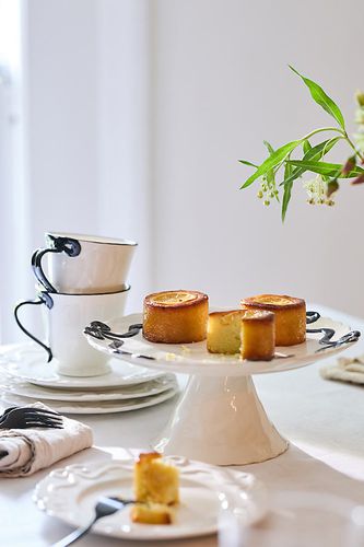 Support à gâteau en grès céramique Benedita Bow en Black chez - Anthropologie - Modalova