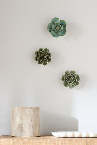 Décoration murale en céramique coquelicot chez Anthropologie - Chive - Modalova