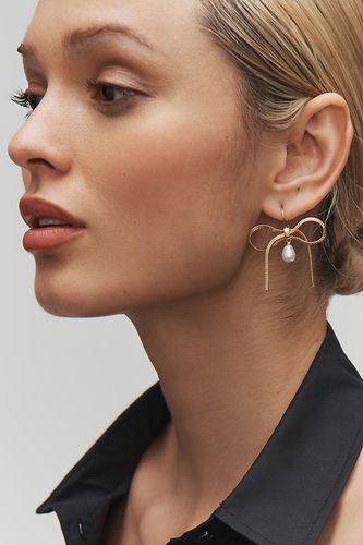Pearl Bow Earrings par en Gold - By Anthropologie - Modalova