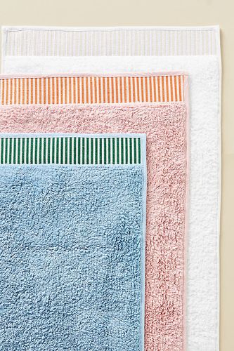 Tapis de bain Sloane capitonné en White chez - Anthropologie - Modalova