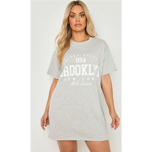 Grande Taille - Robe T-Shirt Oversize À Slogan Brooklyn - boohoo - Modalova