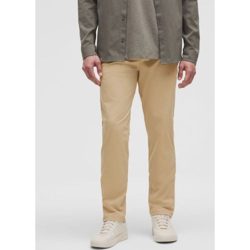 Un monde de confort s’ouvre à vous. Précédemment connu sous le nom de pantalon Commission, nous avons supprimé la couture arrière du genou et m - 147152287 - Modalova