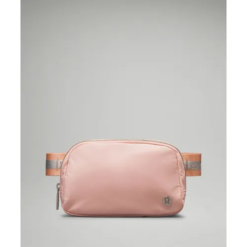 – Sac de ceinture Everywhere 1L Wordmark – Rose/Blanc - lululemon - Modalova