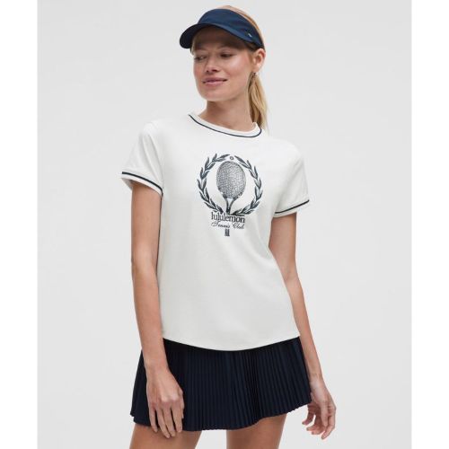 Votre nouvel incontournable. Les bordures à liseré donnent à ce haut col rond classique un esprit sportif et décontracté que vous adorerez arbore - 156625655 - Modalova