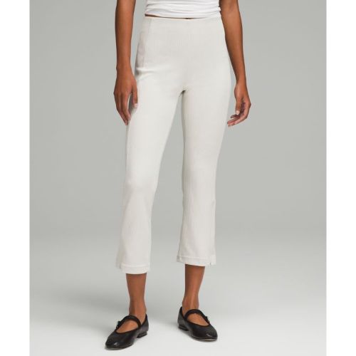 Deux looks différents, la même sensation de confort. Les fermetures éclair aux revers de ce pantacourt à la douceur effet peau de pêche modifient - 147032117 - Modalova