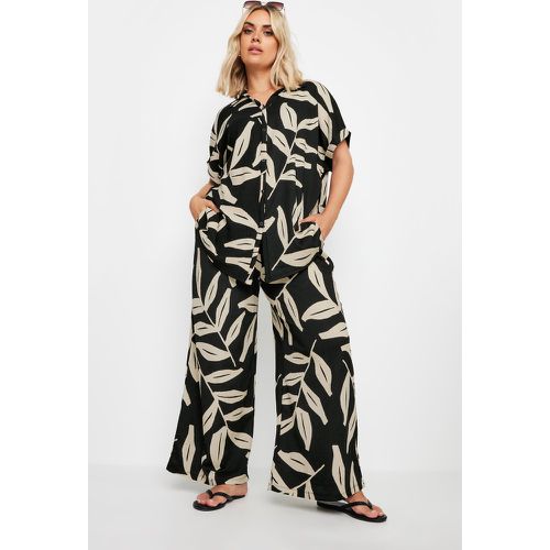 Curve Black Leaf Print Crinkle Trousers, Grande Taille & Courbes - Yours - Modalova