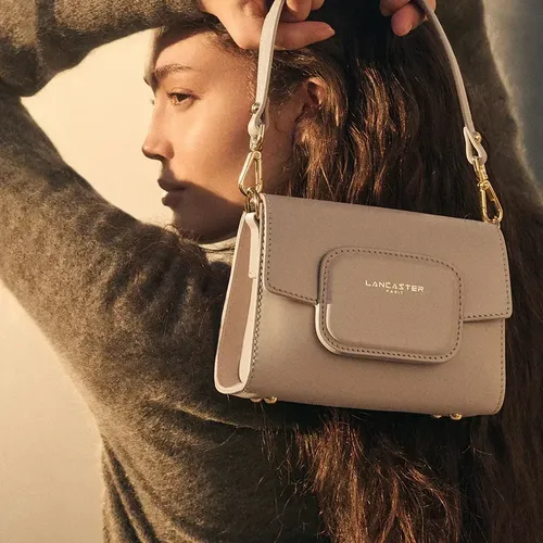 Sac trotteur à rabat aimanté Mini Paris PAD en cuir - Lancaster Maroquinerie - Modalova